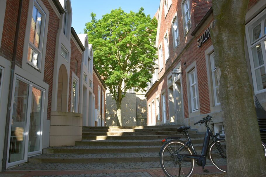 Das Bild zeigt den Durchgang zur Martinuskirche.