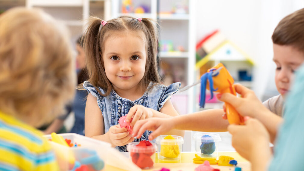 Das Foto zeigt Kinder, die mit Knete spielen