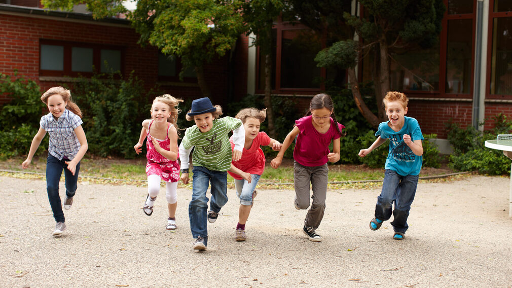 Gruppe Kinder läuft auf Schulhof