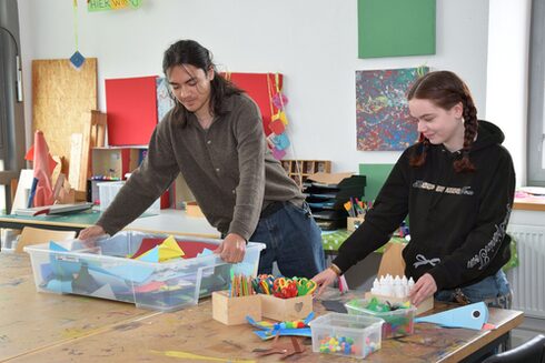 Das Bild zeigt die beiden aktuellen FSJ-ler der städtischen Jugendarbeit, Adrian Fromme und Laura Wenning.