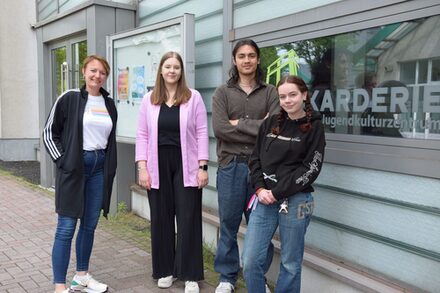 Das Bild zeigt Ines Dettloff und Lina Hüfing von der städtischen Jugendarbeit mit den beiden aktuellen FSJ-lern Adrian Fromme und Laura Wenning.